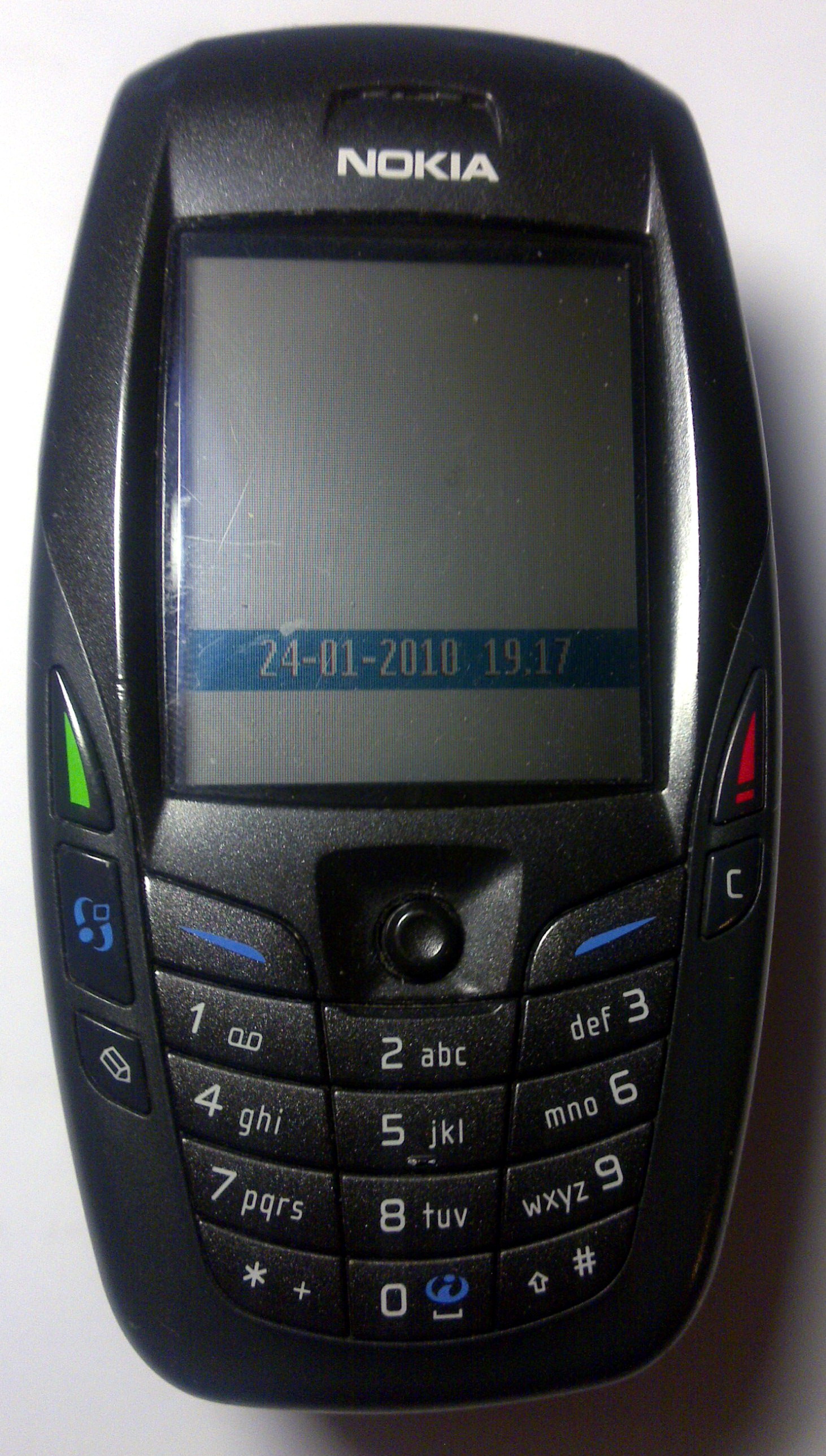Nokia 6600 siyah zemin üzerinde