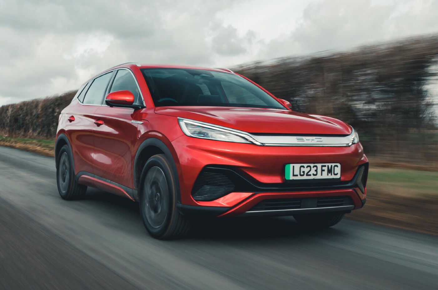 Kırmızı BYD Atto 3 yolda