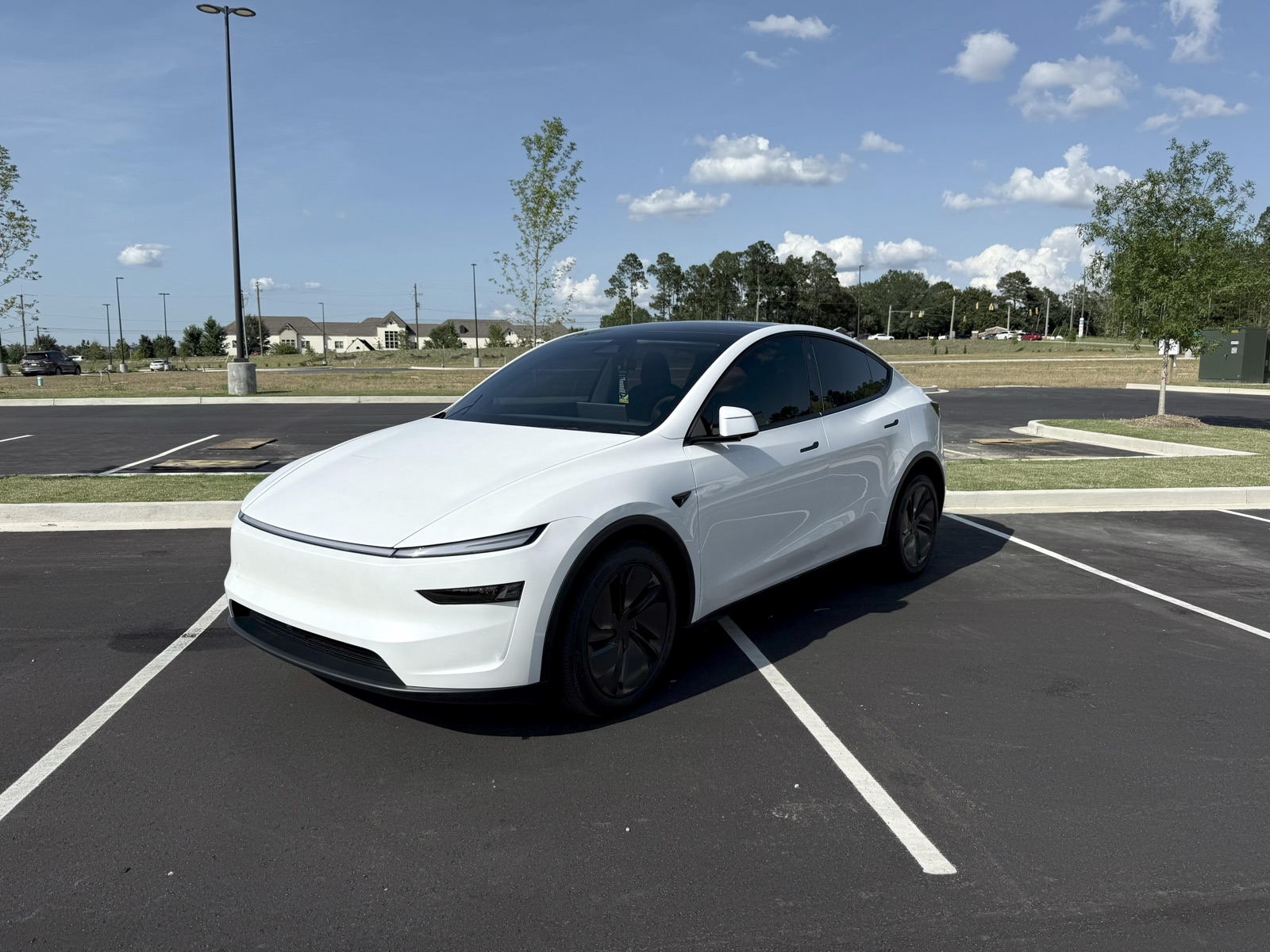 Beyaz Tesla Model Y